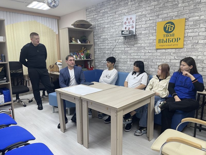Сотрудники центра противодействия экстремизму УМВД России по Ямало-Ненецкому автономному округу посетили подростковый центр